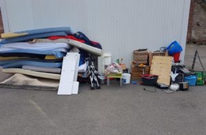 Entsorgter Hausrat nach der Räumung der Obdachlosen-Container. - Foto: GMA
