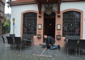Maß nehmen beim Weinhaus Spiegel in der Altstadt, Wirt Mathias Gintz muss seine Gästezahl strikt begrenzen. - Foto: gik