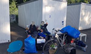 Obdachlose vor den geräumten Containern am Fort Hauptstein. – Foto: Klinkner