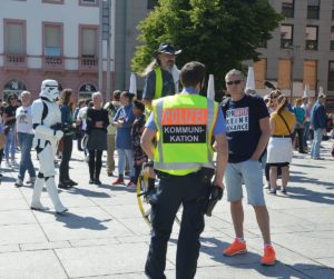 Die Polizei führt am Samstag in Mainz einen Kontrolltag in Sachen Maskengebot durch, hier bei einer Corona-Leugner-Demo. - Foto: gik
