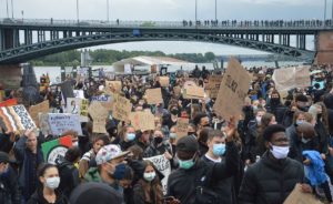 Protestkundgebung von Black Lives Matter Anfang Juni am Mainzer Rheinufer - danach gab es keinerlei erhöhtes Infektionsgeschehen in Sachen Covid-19. - Foto: gik
