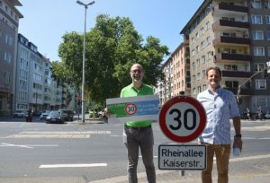 Freuten sich auf Tempo 30: die grünen Ortsvorsteher Brian Huck (Altstadt, links) und Christopher Hand (Neustadt). - Foto: gik
