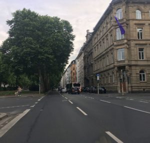 Die Kaiserstraße in Mainz ist eine der wenigen Haupt-Durchfahrtsstraßen durch die Mainzer Innenstadt - und die wichtigste Zubringerstraße für die Theodor-Heuss-Brücke. - Foto: gik