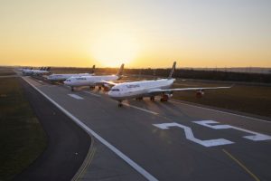 Geparkte Flugzeuge der Lufthansa während des Corona-Shutdown auf der Nordwestlandebahn des Frankfurter Flughafens. - Foto: Fraport AG