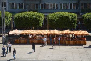 Märkte wie hier der Mainzer Wochenmarkt dürfen auch unter der "Notbremse" weitermachen. - Foto: gik