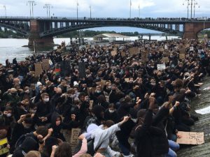 Schweigeminute für George Floyd am Mainzer Rheinufer bei #BlackLivesMatter - Foto: gik
