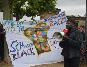 Steevie Mandana bei seiner Rede auf der #BlackLivesMatter Demo in Mainz. - Foto: gik