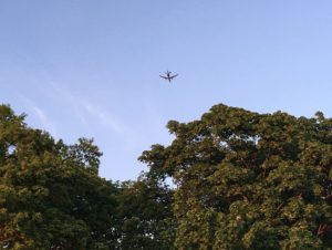 Flieger im Frankfurter Landeanflug am Himmel über Mainz-Hechtsheim. - Foto: gik