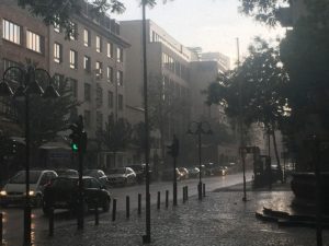 Unwetter mit schweren Regenfällen in der Großen Bleiche in Mainz im Juli 2020. - Foto: gik