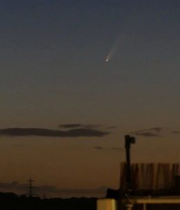 Komet Neowise ganz hell am Nachthimmel. - Foto: Daniel Fischer/Planetarium Bochum
