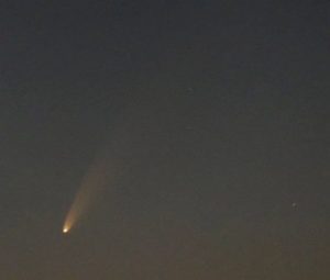Komet Neowise gut sichtbar mit seinem Schweif am Nachthimmel. - Foto: Daniel Fischer/Planetarium Bochum