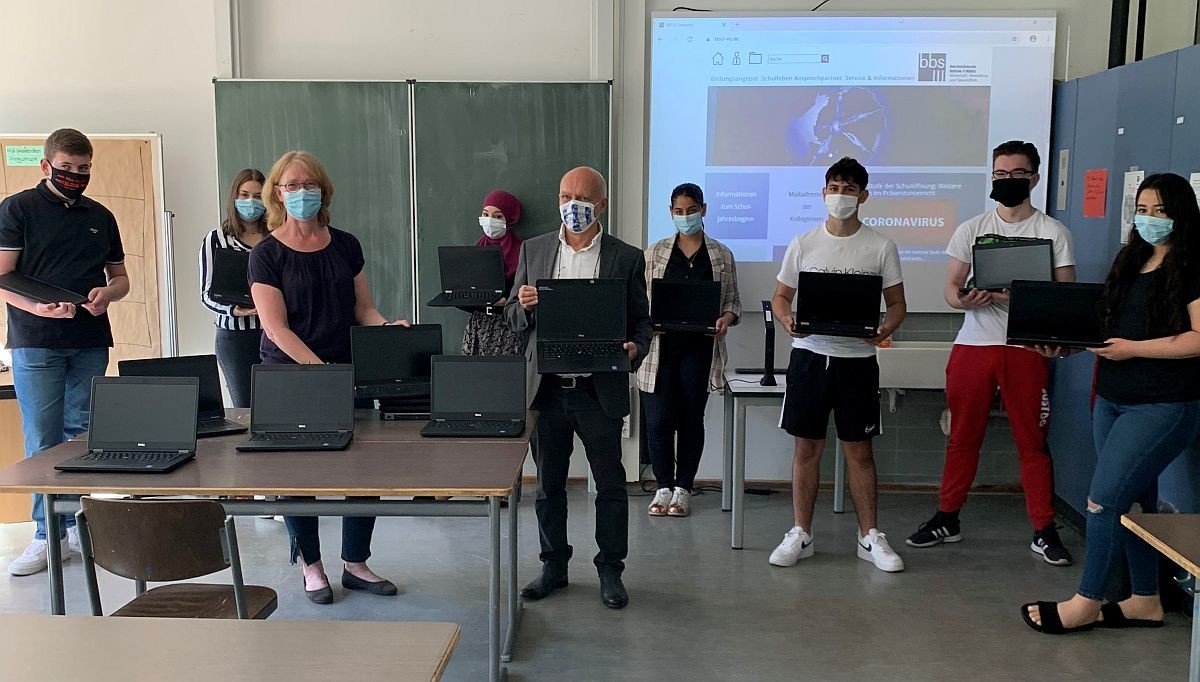 Zu Wenig Laptops Und Tablets Fur Schuler In Mainz Rossner Sammelte Mehr Als 130 Laptopspenden Mainz