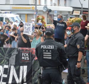 Eine Demonstrantin hält in Ingelheim ein Schild hoch "gegen Polizeigewalt" - wir haben mit ihr gesprochen. - Foto: gik