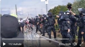 Szene vom Polizeieinsatz in Ingelheim bei der Einkesselung von Demonstranten am Kreisel. - Video: Artemisclyde, Screenshot: gik