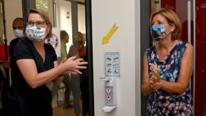 Bildungsministerin Stefanie Hubig (SPD, links) und Ministerpräsidentin Malu Dreyer (SPD, rechts) mit Maske und Desinfektionsmittelspender. - Foto: rlp.de