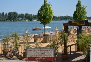 Der Mainz-Strand an der Theodor-Heuss-Brücke 2018: Toller Ausblick, aber kein Rhein-Zugang. - Foto: gik