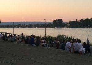 Friedliche Abendstimmung auf den Treppen zum Rhein am Fort Malakoff. - Foto: gik