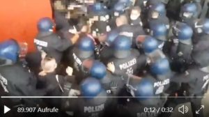 Ein massives Polizeiaufgebot riegelt die Unterführung am Ingelheimer Bahnhof ab. Szene aus einem Video- Screenshot: gik
