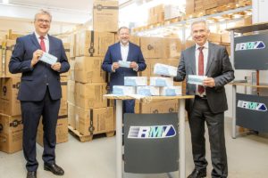 RMV-Aufsichtsratschef und Frankfurter OB Peter Feldmann (SPD, ganz rechts) bei einer Verteilaktion von Masken des RMV. - Foto: RMV