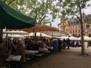 Wiesbaden hatte gerade erst Anfang August mehrere Weinprobierstände in der Innenstadt wieder eröffnet. - Foto: gik