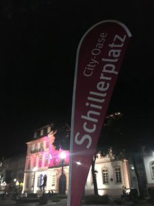 Die City-Oase auf dem Schillerplatz ist schon wieder Geschichte, die Oase wurde zu stark überrannt. - Foto: gik