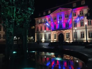 Die Illumination bleibt, die Veranstaltungsfläche muss weichen: Schillerplatz in Mainz. - Foto: gik