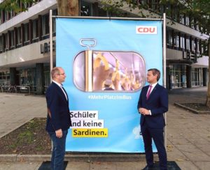 CDU-Generalsekretär Gerd Schreiner und CDU-Spitzenkandidat Christian Baldauf mit einer Plakatkampagne zur Schülerbeförderung. - Foto: CDU RLP