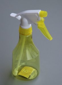 Eine ganz normale Sprühflasche, mit reinem Wasser gefüllt, erzeugt einen für Wespen hochgradig unangenehmen Wassernebel. - Foto: Frank C. Müller via Wikimedia