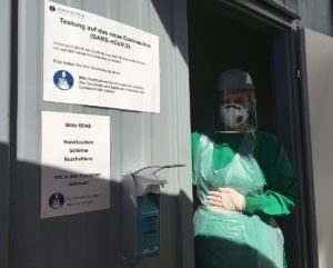 Erst ein Impfstoff wird die Corona-Pandemie wirksam stoppen, hier das Testlabor in Ingelheim. - Foto: gik