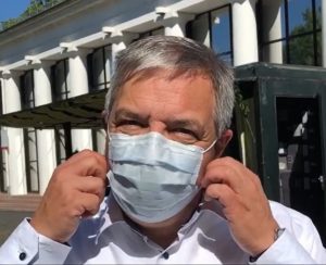 Chirurgische OP-Maske, perfekt angelegt vom Wiesbadener Oberbürgermeister Gert-Uwe Mende (SPD). - Foto: Stadt Wiesbaden 