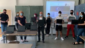 Laptops für eine ganze Schulklasse an der BBS3 in Mainz: Bundestagsabgeordnete Tabea Rößner (Grüne, 3.v.links) half mit Privatspenden in der Coronakrise. - Foto: Rößner