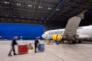 Der Condor-Flieger mit den Hilfsgütern aus Rheinland-Pfalz kann derzeit nicht nach Lesbos starten, die griechischen Behörden blockieren die Lieferung. - Foto: Condor / Flughafen Düsseldorf
