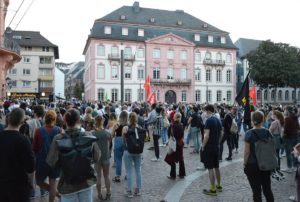500 bis 600 kamen zu der Kundgebung auf den Mainzer Schillerplatz - vor dem Innenministerium. - Foto: gik