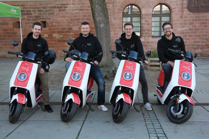Mit dem „Meenz-e“ elektrisch durch Mainz cruisen: Süwag bietet Elektro-Mopeds zum Leihen