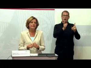 Ministerpräsidentin Malu Dreyer (SPD) verkündete am Freitag die 11. Corona-Verordnung des Landes, flankiert von einem sehr ausdrucksstarken Gebärdendolmetscher. - Foto: gik