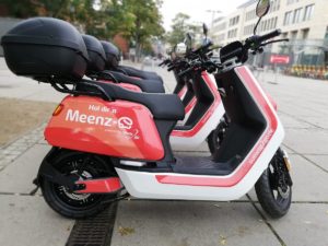 Die roten Meenz-e Roller mit Helmbox auf dem Gepäckträger. - Foto: Süwag