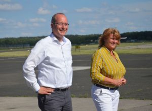 Die scheidende CDU-Kreischefin Sabine Flegel (rechts) fehlte am Freitag krankheitsbedingt, hier mit CDU-Kollege Gerd Schreiner auf dem Flugplatz Mainz-Finthen. - Foto: gik