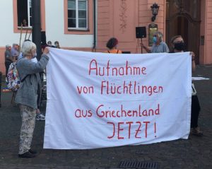 Die Demonstranten auf dem Schillerplatz forderten die sofortige Aufnahme von Flüchtlingen aus Moria. - Foto: gik