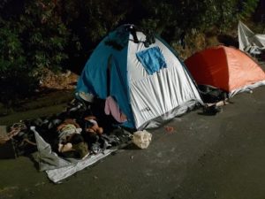 Provisorisches Zelt-Camp von Flüchtlingen auf Lesbos am Straßenrand. - Foto: Trabert