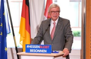 Ministerpräsident Volker Bouffier (CDU) bei einer Pressekonferenz im Oktober in Wiesbaden.- - Screenshot: gik
