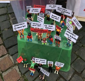Streik der GEW in der Coronazeit - mit Playmobilfiguren. - Foto: GEW RLP
