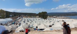 Kein Schatten, keine Infrastruktur: das neue Flüchtlingslager Kara Tepe auf Lesbos. - Foto: Asadi