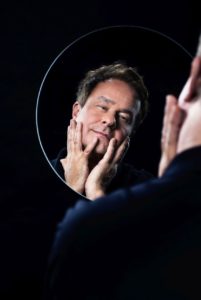 Lars Reichow und der Blick in den Spiegel - "Ich" heißt das neue Programm des Kabarettisten. - Foto: Mario Andreya 