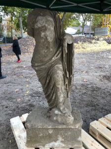 Die antike Frauenstatue, die im Oktober 2020 bei Ausgrabungen im Mainzer Zollhafen gefunden wurde. - Foto: GDKE 