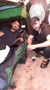 Die beiden jungen Syrer Abdulkarim und Wael auf Lesbos. - Foto: Trabert