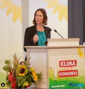 Will sich mit Umweltthemen im Wahlkampf profilieren: Integrationsministerin und Grünen-Spitzenkandidatin Anne Spiegel bei einem Klimakongress. - Foto: Anne Spiegel auf Instagram 