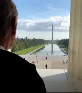 Blick von ZDF-Moderator Claus Kleber vom Lincoln Memorial auf die Washington Mall. - Foto: Kleber, Screenshot: gik