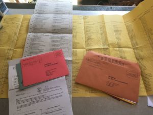 Die Briefwahl boomt in Zeiten der Pandemie, hier die Wahlunterlagen von der Kommunalwahl 2019. - Foto: gik
