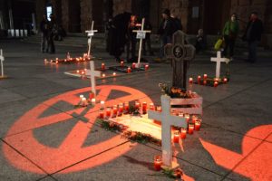 Kreuze, Totenlichter, Gräber - die Mainzer Clubszene fürchtet um ihr Überleben und protestierte an Halloween in Mainz. - Foto: gik 