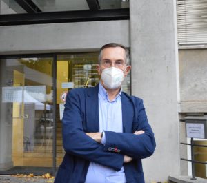 Der Leiter des Gesundheitsamtes Mainz-Bingen, Dietmar Hoffmann, vor dem Eingang zu seinem Amt in Mainz. - Foto: gik
